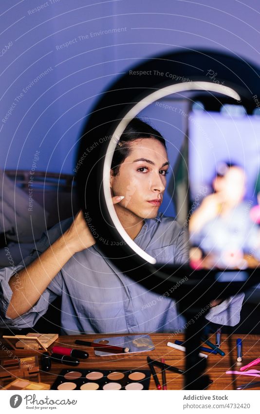 Frau nimmt Schönheitsvideo mit Smartphone auf Blogger Aufzeichnen Tutorial Ringlampe Influencer Kosmetik Make-up Gesicht Blitze feminin Licht Dame modern Stil