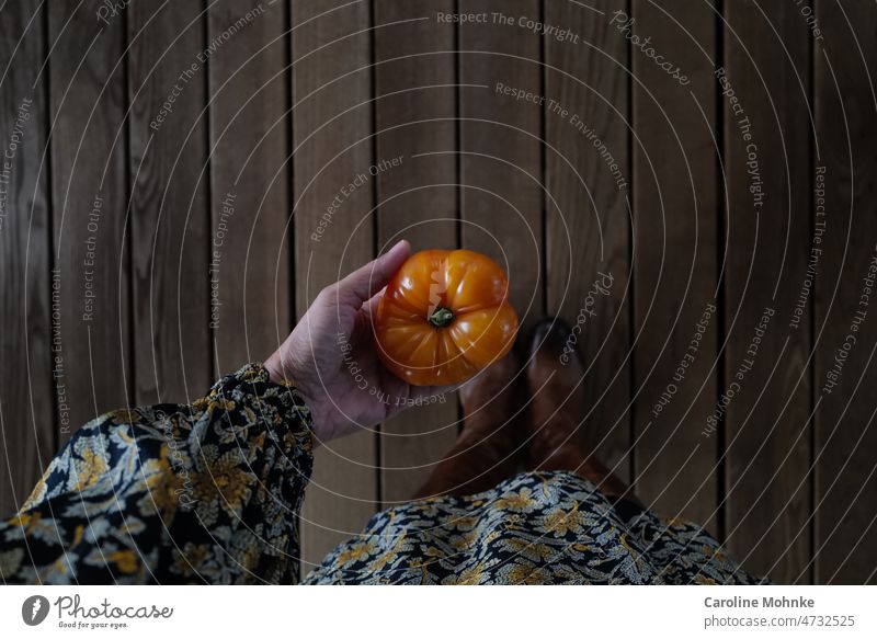 Frau hält eine Ananas Tomate in der Hand Gemüse Ernährung Lebensmittel Vegetarische Ernährung Gesundheit frisch Farbfoto Bioprodukte lecker Innenaufnahme Tag