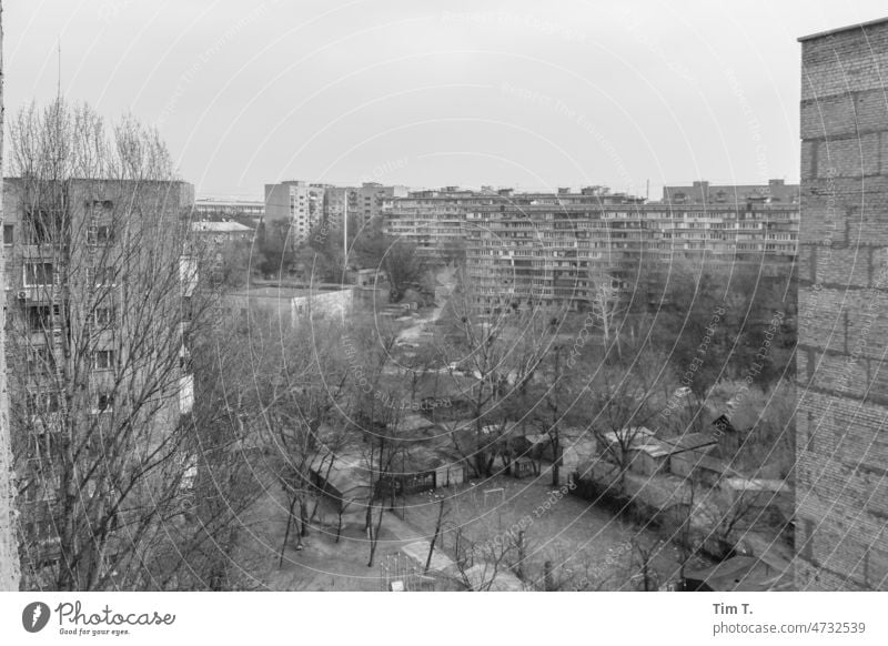 Blick auf alte Wasserspeier zwischen sozialistischen Plattenbauten Kiew Ukraine Außenaufnahme kyiv ruhig Großstadt im Freien bnw Vorgefertigte Garage