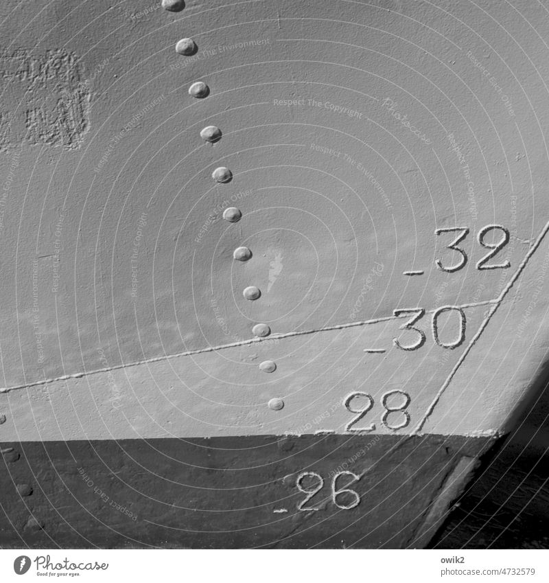 Tiefgang Schiffsbug Skala Metall Schifffahrt Ziffern & Zahlen Streifen Spuren Schlieren Zahn der Zeit maritim Bordwand Abnutzung Textfreiraum Mitte