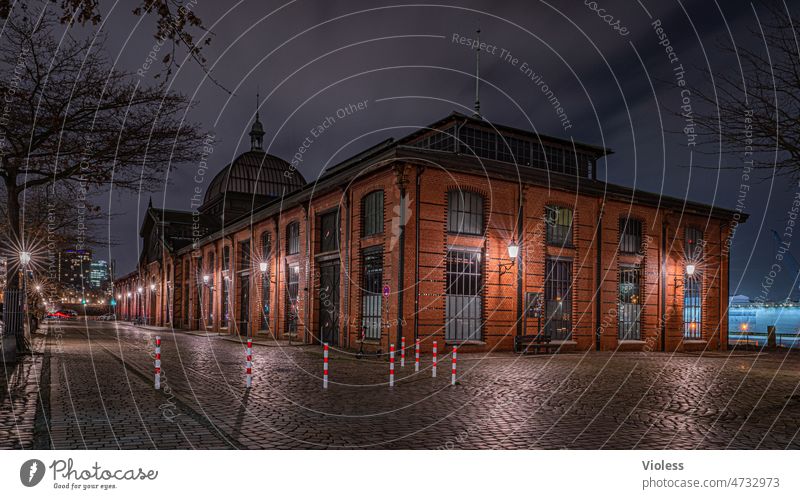 Fischauktionshalle bei Nacht Fischmarkt Hamburg beleuchtet Pflastersteine Elbe Langzeitbelichtung Altona St. Pauli Basilika Hafen dunkel