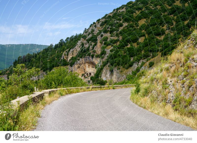 Einsiedelei von San Cataldo, in der Nähe von Cottanello, Latium, Italien Europa Lazio Rieti Sabina Farbe Tag Hügel historisch Landschaft Berge u. Gebirge Natur