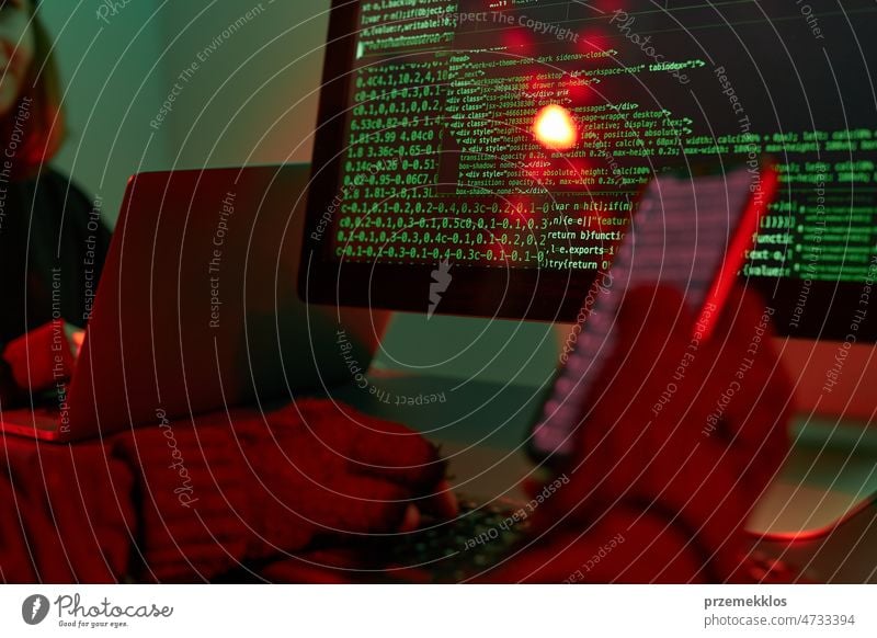 Cyber-Angriff. Hacker brechen die Sicherheit. Anonyme Personen greifen auf geheime Daten zu. Cyber-Krieg. Anonyme Personen benutzen Computer und Programmierung, um den Code zu knacken. Zugang zu privaten Daten. Bedrohung der Cybersicherheit