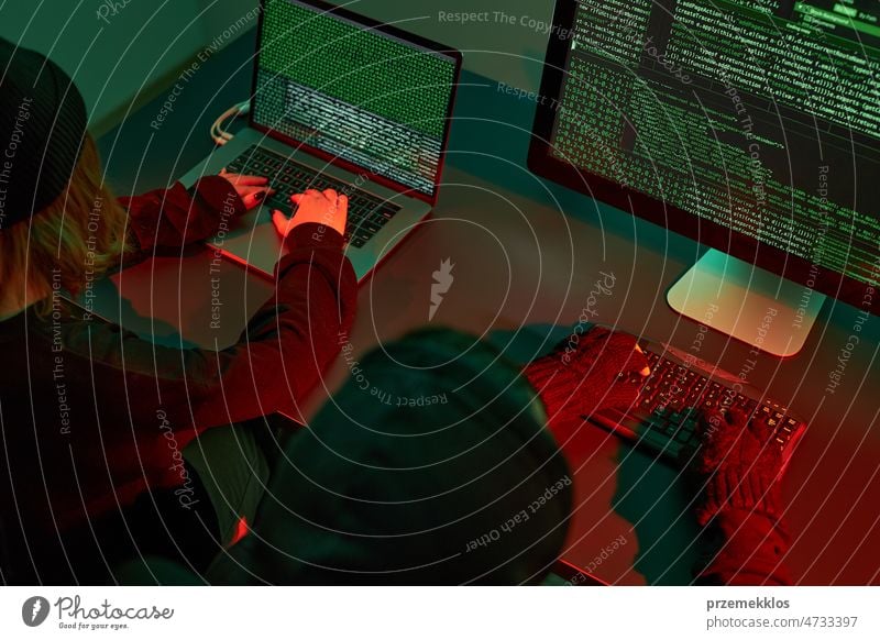 Cyber-Angriff. Hacker brechen die Sicherheit. Anonyme Personen greifen auf geheime Daten zu. Cyber-Krieg. Anonyme Personen benutzen Computer und Programmierung, um den Code zu knacken. Zugang zu privaten Daten. Bedrohung der Cybersicherheit