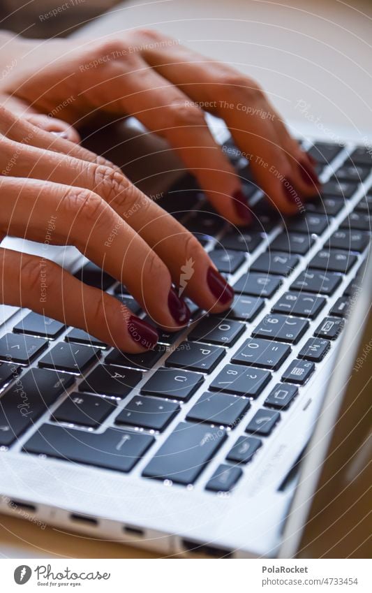 #S# business woman II Frau Arbeitsplatz Arbeiter Arbeitsgeräte Tippen Arbeit & Erwerbstätigkeit Internet E-Mail Chatten Detailaufnahme Notebook Tastatur