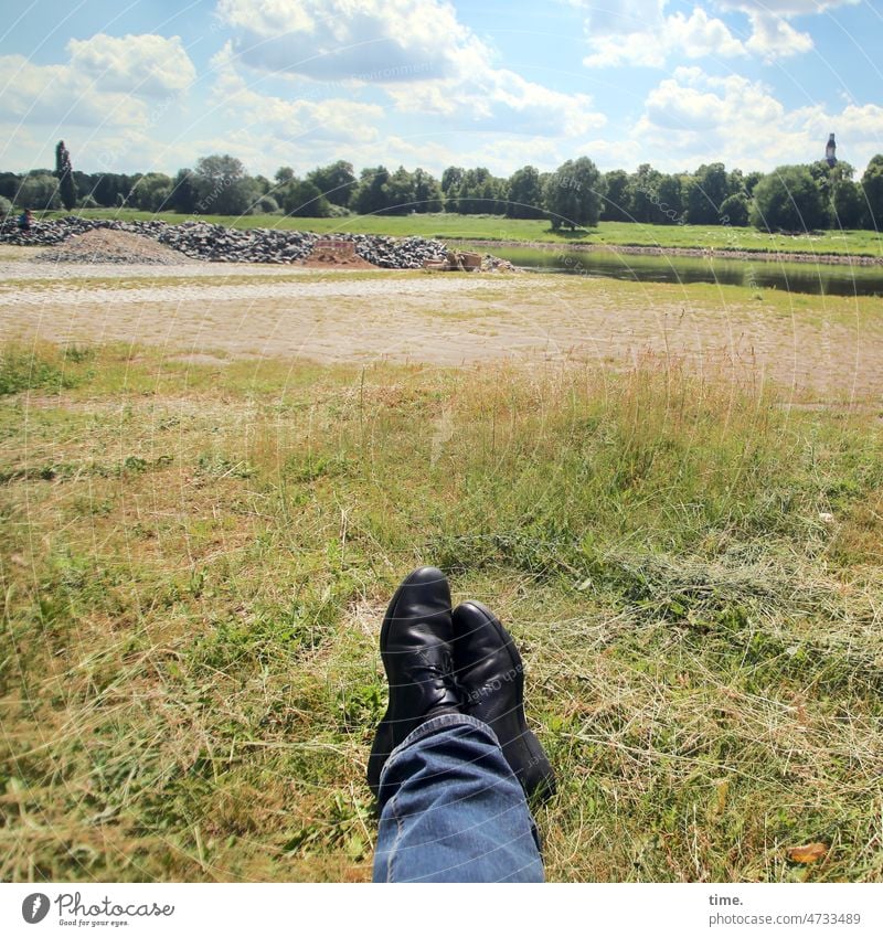 Wanderpause am Elbufer Dresden wiese füße schuhe landschaft elbufer träumen zufrieden schönes wetter ruhe stille liegen ausruhen wanderpause elbe horizont