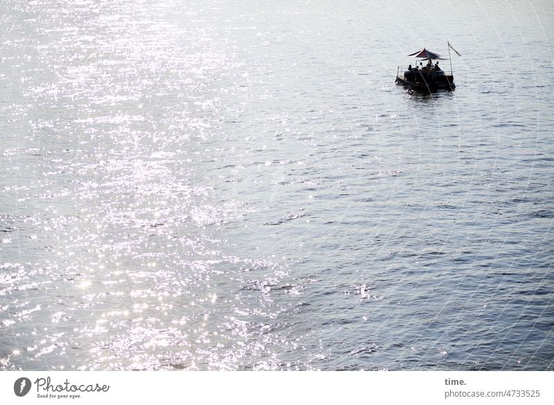 Feine Gesellschaft | feucht & fröhlich Fluss Boot Gruppe feiern schwimmen Wasser Gegenlicht Elbe Partyboot flüssig reisen Ausflug Schifffahrt Bootsfahrt