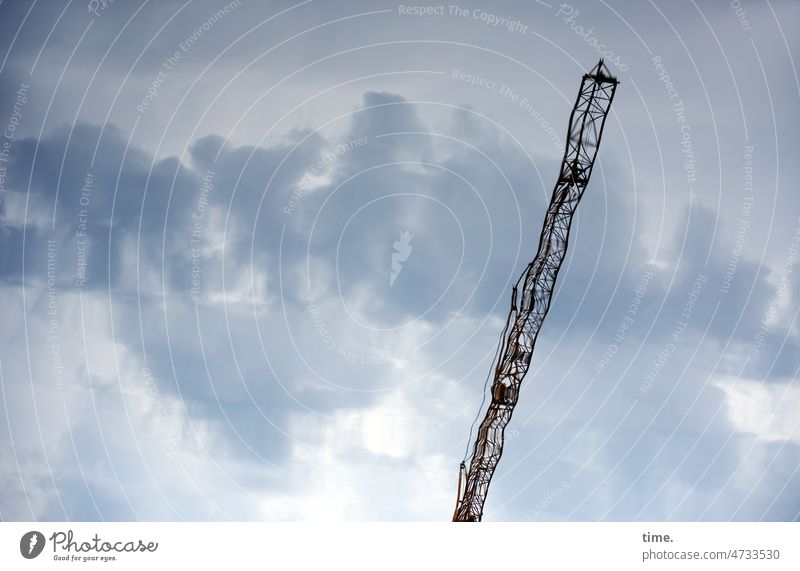 Wasserkran mit Wolkenschaum Kran Baustelle Spiegelung Reflexion verschwommen verwackelt schräg Himmel Industrie Baukran Handwerk Arbeit & Erwerbstätigkeit