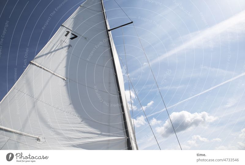 voll das Segelwetter segeln schiffsmast himmel Großsegel wind wolken schönes wetter schatten frisch sonnig taue seil maritim wasserfahrzeug segeltuch segelsport