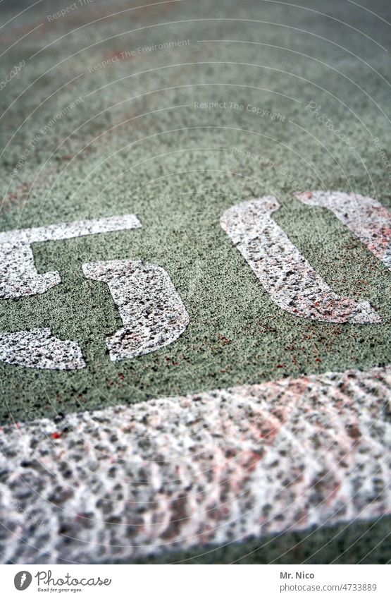 50 Laufbahn fünfzig Ziffern & Zahlen weiß Markierung Linie Parkhaus Geburtstag Alter Schriftzeichen Boden Parkplatz Parkdeck Parkplatznummer Tiefgarage