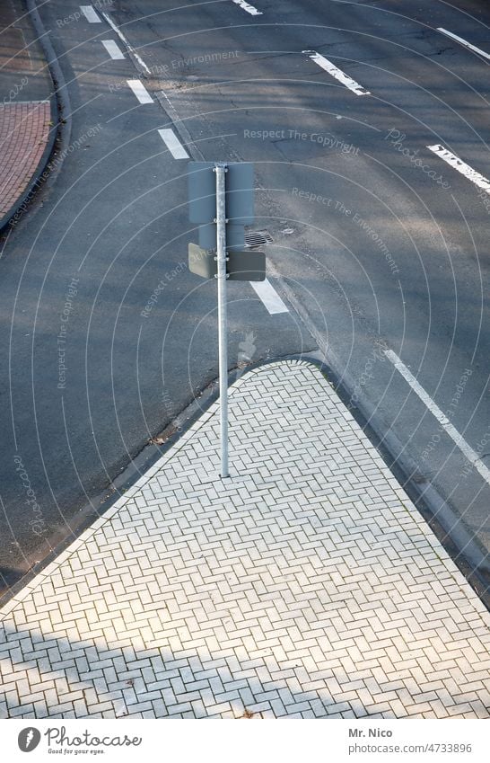 Verkehrsinsel Fahrbahnmarkierung Verkehrszeichen Verkehrswege Asphalt Straße Straßenverkehrsordnung Verkehrsführung Wege & Pfade Straßenkreuzung Wegkreuzung