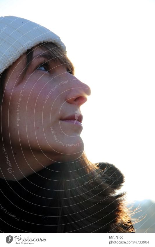 Die Sonne kitzelt in der Nase kalt Mütze Wintertag Kälte attraktiv Sympathie Portrait langhaarig intensiv authentisch feminin wärmend Gesicht natürlich