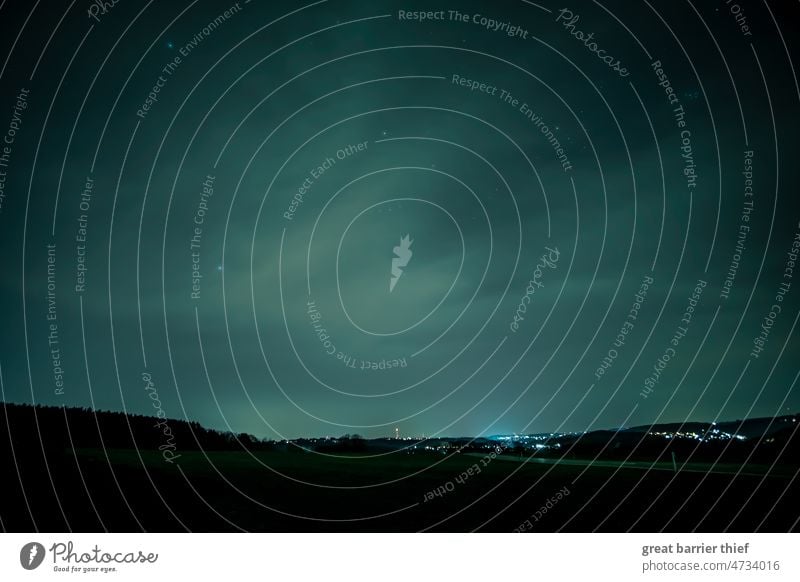 Nachthimmel mit Sternen und Lichtern am Horizont Sternenhimmel sternenklar Nachtlandschaft Abend Lichterscheinung Abenddämmerung Natur nachtaktiv