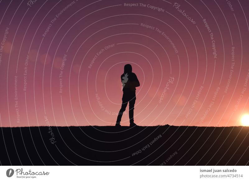 Mann Silhouette Trekking in den Bergen mit einem schönen Sonnenuntergang Person eine Person Schatten Natur Landschaft Berge u. Gebirge Ansicht Sonnenlicht