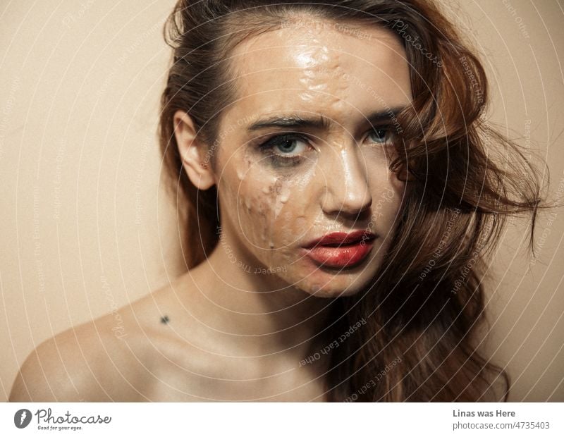 Ein bisschen flüssiges Latex-Make-up, um ein hübsches Mädchen in ein Two-Face zu verwandeln. Ein bisschen kantiger und lustiger. Diese hinreißende Frau kann man auch mit noch so viel Make-up nicht verstecken.