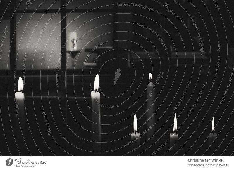 Teekesselchen | Kapelle mit brennenden Kerzen Kerzenaltar Hoffnung Trauer Gedenken Religion & Glaube Liebe Gebet Kirche Christentum Kerzenschein erinnern beten