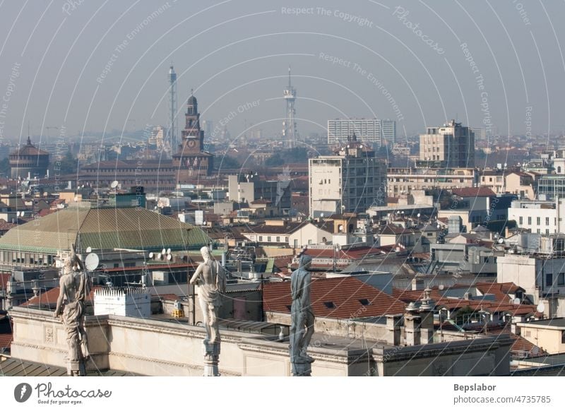 Ansicht von Mailand Italien oben Architektur Kathedrale Kirche zum Gedenken an Glaube hoch historisch Heiligkeit heilig vereinzelt Denkmal Religion Skulptur