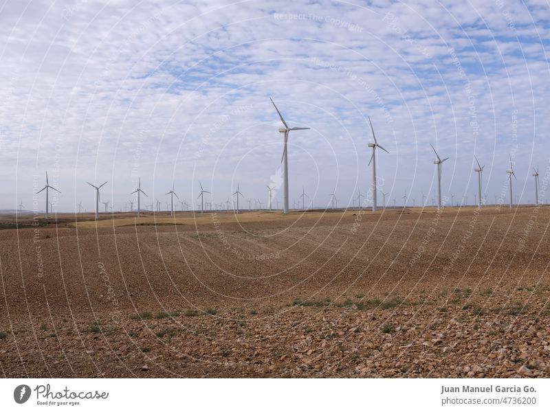 Windpark in trockenem Ackerland. Alternative Energie zur Krise der fossilen Brennstoffe alternativ Elektrizität Unzulänglichkeit regenerativ grün Erzeuger wüst