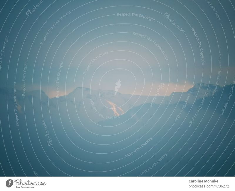 Mystische Berggipfel Berge Gipfel Schnee Berge u. Gebirge Schneebedeckte Gipfel Außenaufnahme Natur Landschaft Farbfoto Winter Tag Menschenleer Umwelt Himmel