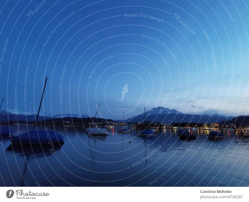 Abendstimmung in Luzern am See mit Blick auf den Pilatus Berg Berge Berge u. Gebirge Landschaft Natur Alpen Außenaufnahme Farbfoto Menschenleer Umwelt Tag