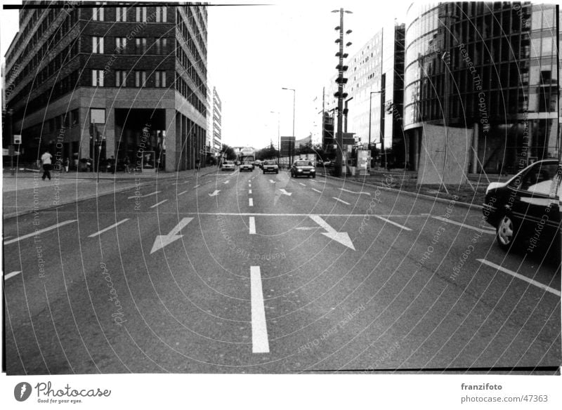 Berlin Potsdamer Platz Stadt Schwarzweißfoto Straße Leben PKW