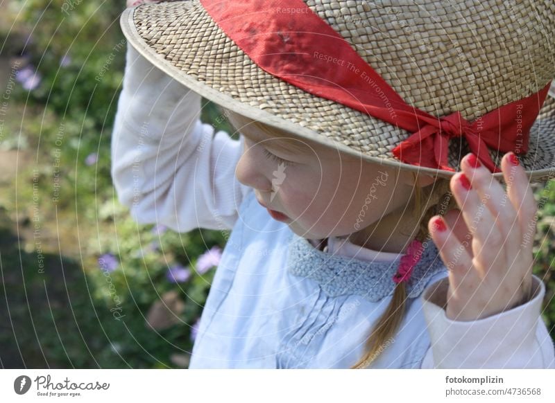 Mädchen mit Hut Kind mädchenhaft Kleinkind Kindheit sommerlich Frühling Frühlingsgefühle klein Sommer Gesicht draußen Außenaufnahme ländlich Spielen Porträt