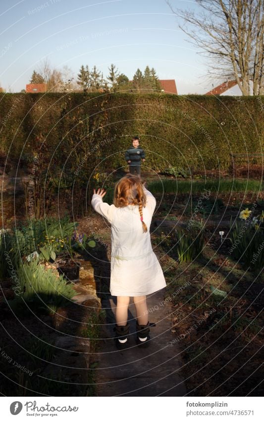 zwei Kinder beim Fangen Spielen im Garten Kinderspiel fangen spielen spielende Kinder Mädchen Kindheit Spaß Fröhlichkeit im Freien niedlich Geschwister Junge