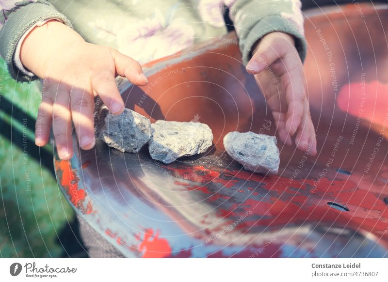 Kinderhände spielen mit Steinen Kindheit draußen draußen sein Mädchen Sommer Lebensfreude Fröhlichkeit draußen spielen Spaß Bewegung Spielen Kinderspiel