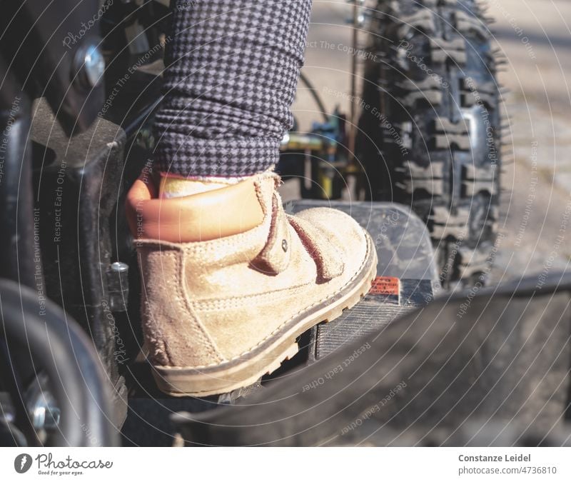 Kinderfuß auf Quad für Kinder Kindheit Schuhe Kinderschuhe Bein Kinderbein draußen draußen sein spielen Mädchen Sommer Lebensfreude Fröhlichkeit draußen spielen