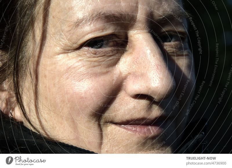 Gesicht einer erfahrenen, tiefgründigen Frau und mutigen Kriegerin, Frauenportrait ganz nah und im Sonnenlicht Portrait Kopf Nahaufnahme Schatten Augen Nase