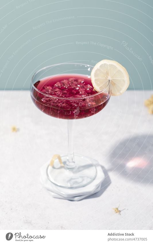 Glas mit süßem Brombeerlikör auf dem Tisch Brombeeren Likör dienen Stil kalt Zitrone Alkohol Eis elegant Glaswaren Zitrusfrüchte geschmackvoll Studioaufnahme