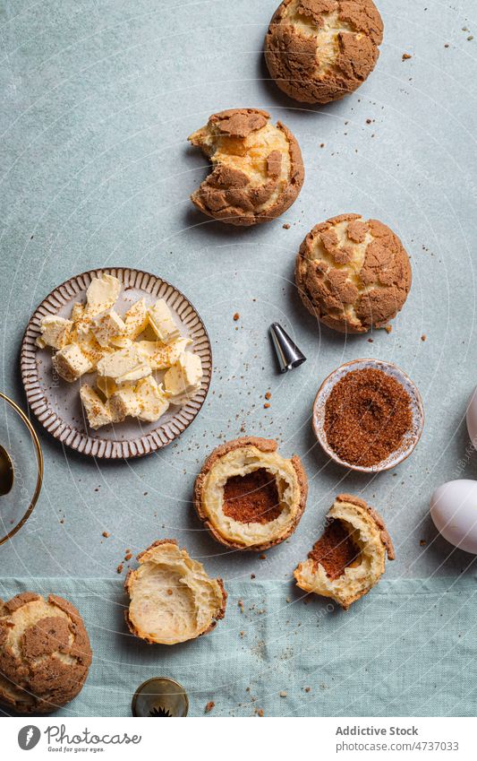 Verschiedene Zutaten für hausgemachtes Gebäck auf dem Tisch angeordnet Bestandteil selbstgemacht Zimt Brötchen Dessert Butter Ei süß lecker frisch gebacken