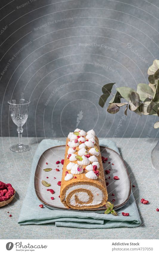 Süßes Brötchen mit Sahne und auf Keramikteller Biskuit rollen Dessert gebacken Beeren süß Gebäck lecker gepeitscht dienen kulinarisch Teller Handtuch