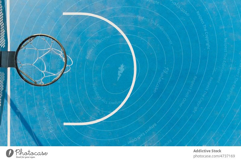 Basketballkorb auf dem Spielplatz Sportpark Reifen Gericht Stil Öffentlich Hobby Netz Gerät Formular Licht Sommerzeit Farbe Design Oberfläche Boden rund hell