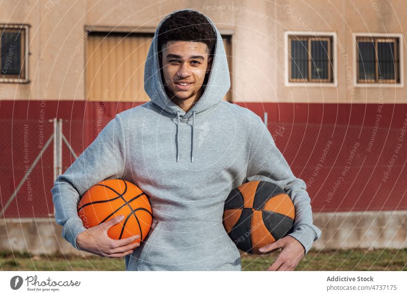 Hispanischer Mann mit Eiern Sportler Basketball Sportpark Training Spiel Gesunder Lebensstil Gericht Hobby Reifen Ball Spielplatz Sportkleidung Straße Vorschein