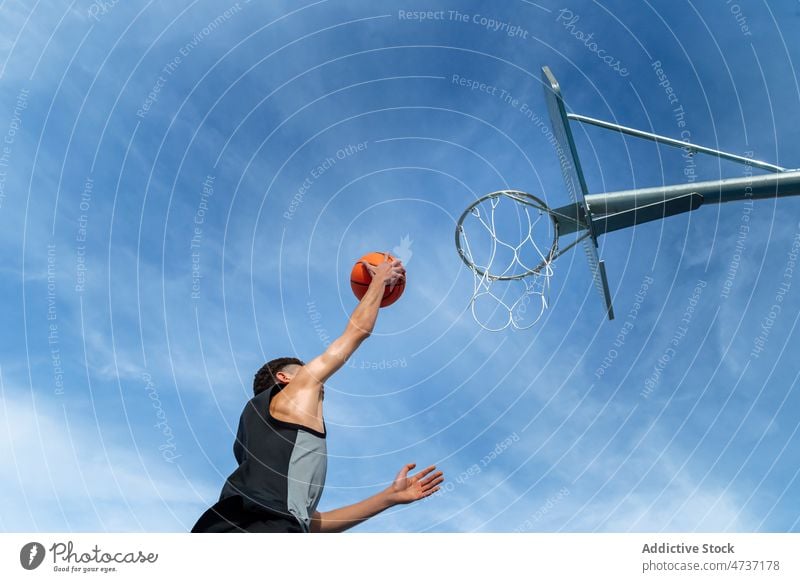 Gesichtsloser Mann wirft Ball in Reifen Sportler werfen Basketball Spiel spielen punkten Training Tor Blauer Himmel Spieler Hobby Streetball Herausforderung