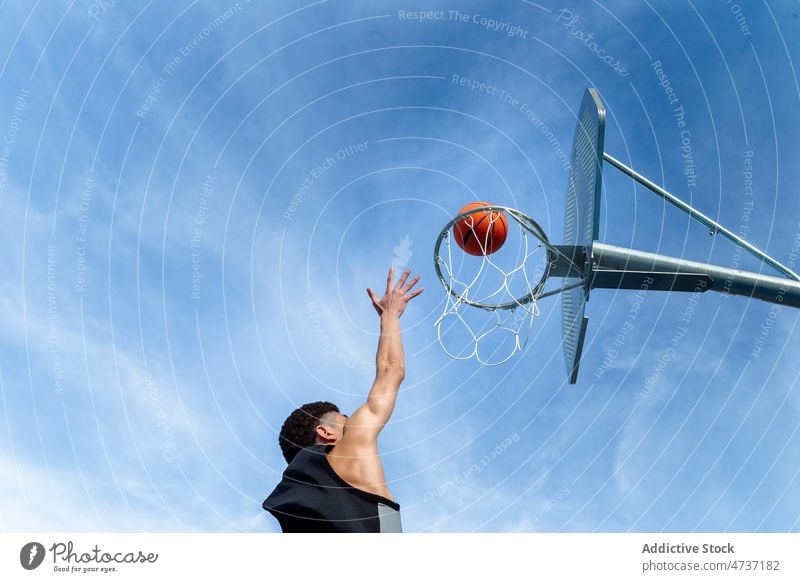 Gesichtsloser Mann wirft Ball in Reifen Sportler werfen Basketball Spiel spielen punkten Training Tor Blauer Himmel Spieler Hobby Streetball Herausforderung