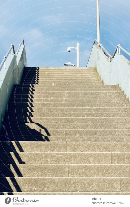 Stairs to Heaven Treppen hochlaufen hochhinaus Schatten Licht Sonne Wärme Himmel Physik Sommer Wolken Beleuchtung Sonnenstrahlen Schönes Wetter Stufen aus Beton