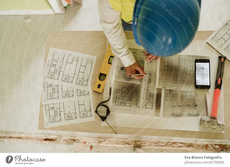 Vorarbeiter oder Architekt bei der Arbeit an Handy-Bauplänen .Baustelle. Heimwerken Polier Blaupausen Technik & Technologie Internet Haus professionell