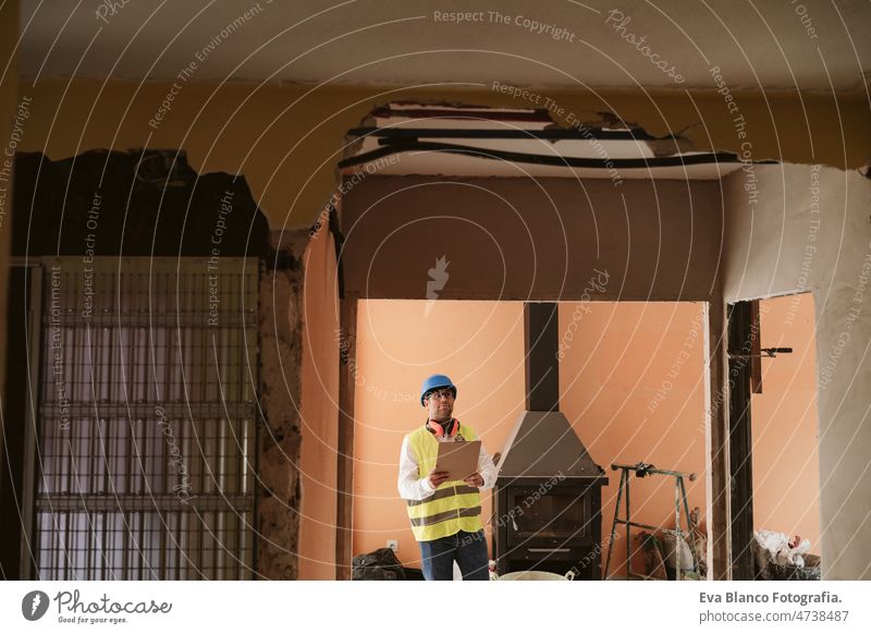 Vorarbeiter oder Architekt bei der Arbeit an Handy-Bauplänen .Baustelle. Heimwerken Polier Blaupausen Technik & Technologie Internet Haus professionell