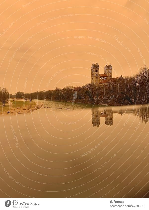 Sahara Staub bei Regen in München orange Stadtleben Saharastaub Luft Wetter Wetterphänomen Sand Himmel Straße nass reichenbachbrücke Häuser regnerisch Pfütze