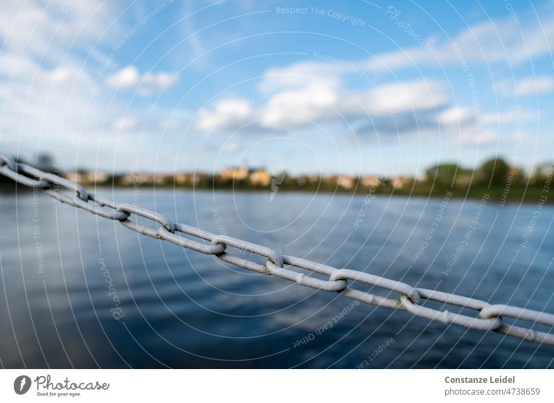 Absperrkette vor Wasser und Himmel See Fluss Kette blau Wolken Wolkenhimmel Unschärfe Fähre Natur Menschenleer ruhig Wasseroberfläche Sicherheit Schutz Barriere