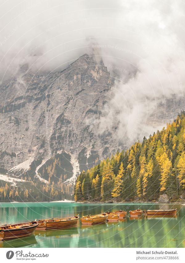 Ruderboote auf dem Pragser Wildsee an einem verhangenem Tag Südtirol Berge alpen berge wolken alpenpanorama dramatisch idylle idyllisch stimmung gebirge