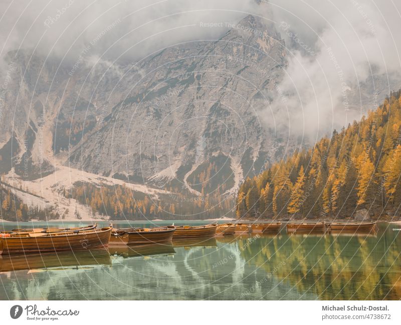 Ruderboote auf dem Pragser Wildsee an einem verhangenen Tag Südtirol Berge alpen berge wolken alpenpanorama dramatisch idylle idyllisch stimmung gebirge