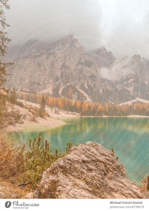 Ausblick auf den Pragser Wildsee mit wolkenverhangenen Bergen Südtirol alpen berge alpenpanorama dramatisch idylle idyllisch stimmung gebirge wanderung mountain