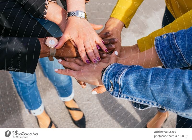 Positive Freunde, die ihre Hände zusammenlegen Menschengruppe Freundschaft Straße Großstadt Bonden Zeitvertreib Zeit verbringen Hände stapeln Partnerschaft