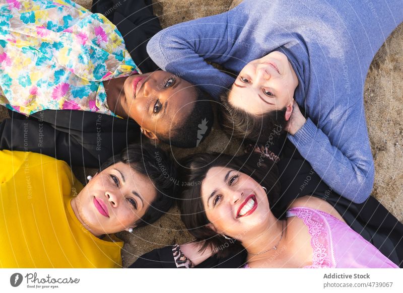 Fröhliche multiethnische Freunde liegen am Strand Frauen Ufer Küste Freundschaft Bonden Zeitvertreib Zeit verbringen Partnerschaft Erholung ruhen Menschengruppe