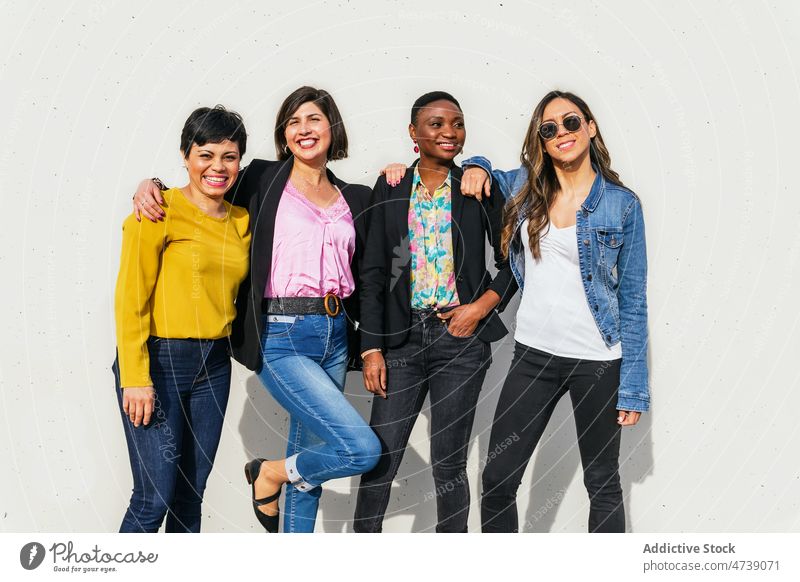 Gruppe positiver unterschiedlicher Frauen auf der Straße Freundschaft Großstadt Bonden Zeitvertreib Zeit verbringen Menschengruppe Talkrunde urban Partnerschaft