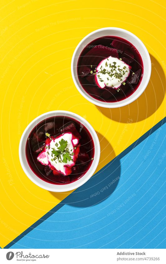 Traditionelle köstliche Borschtschsuppe borscht Suppe Rote Beete Kartoffel Zwiebel traditionell Ukrainer Russland Mahlzeit Küche Kultur kulinarisch Gastronomie