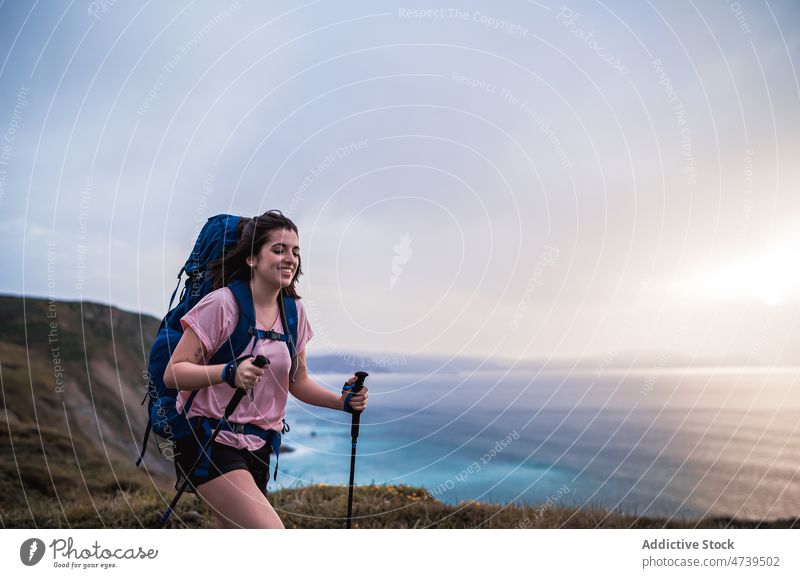 Fröhlicher Wanderer am Ufer bei Sonnenuntergang Frau Spaziergang Trekking Abenteuer Natur MEER Meeresufer Hafengebiet Mast Abend kleben Wasserseite Glück